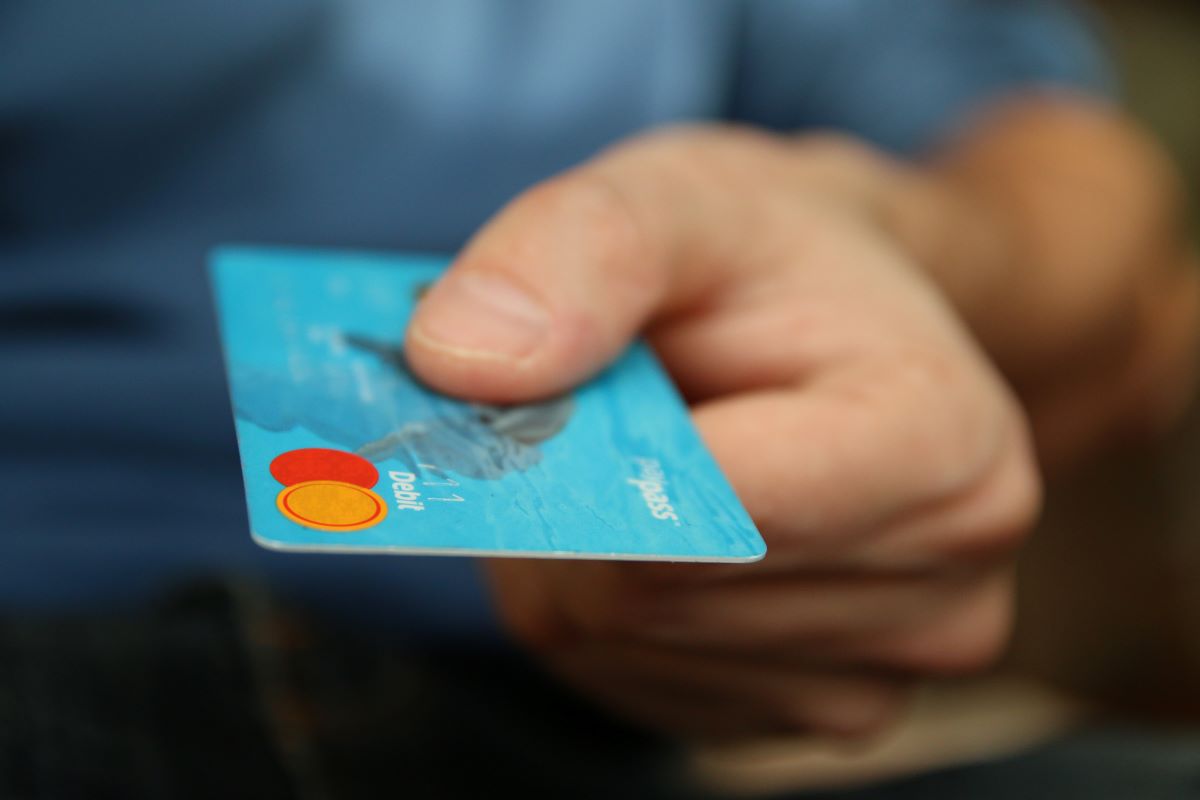 Avoid using a card to pay for expensive items, as it can lead to retiree debt.